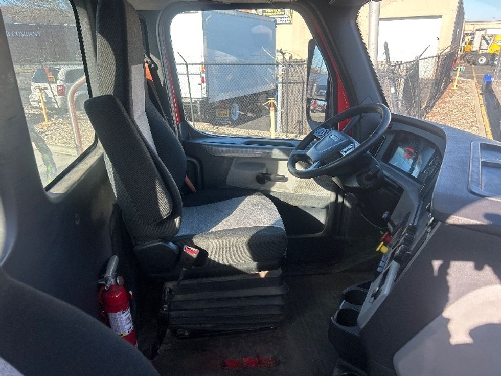 Day Cab Tractor-Heavy Duty Tractors-Freightliner-2018-T12642ST-Dayton-NJ-211,931\n\t\tmiles-$ 43,250 - Image 14