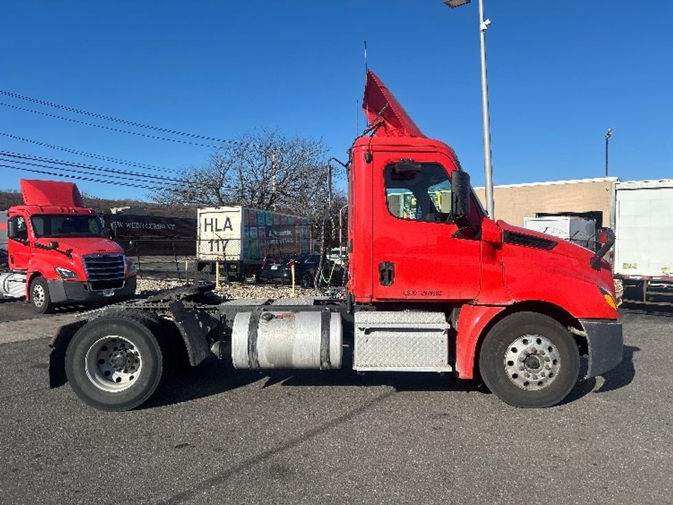 Day Cab Tractor-Heavy Duty Tractors-Freightliner-2018-T12642ST-Dayton-NJ-211,931\n\t\tmiles-$ 43,250 - Image 8
