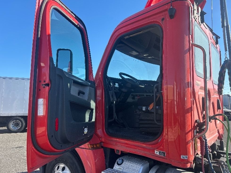 Day Cab Tractor-Heavy Duty Tractors-Freightliner-2018-T12642ST-Dayton-NJ-211,931\n\t\tmiles-$ 43,250 - Image 9
