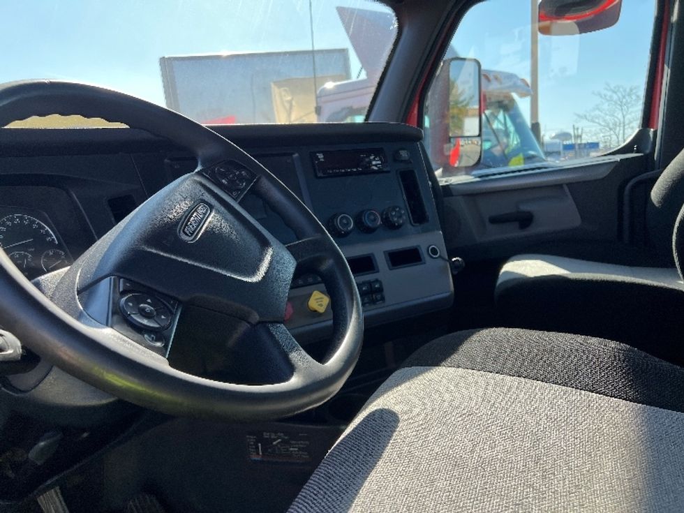 Day Cab Tractor-Heavy Duty Tractors-Freightliner-2018-T12642ST-Pennsauken-NJ-373,664\n\t\tmiles-$ 34,500 - Image 10