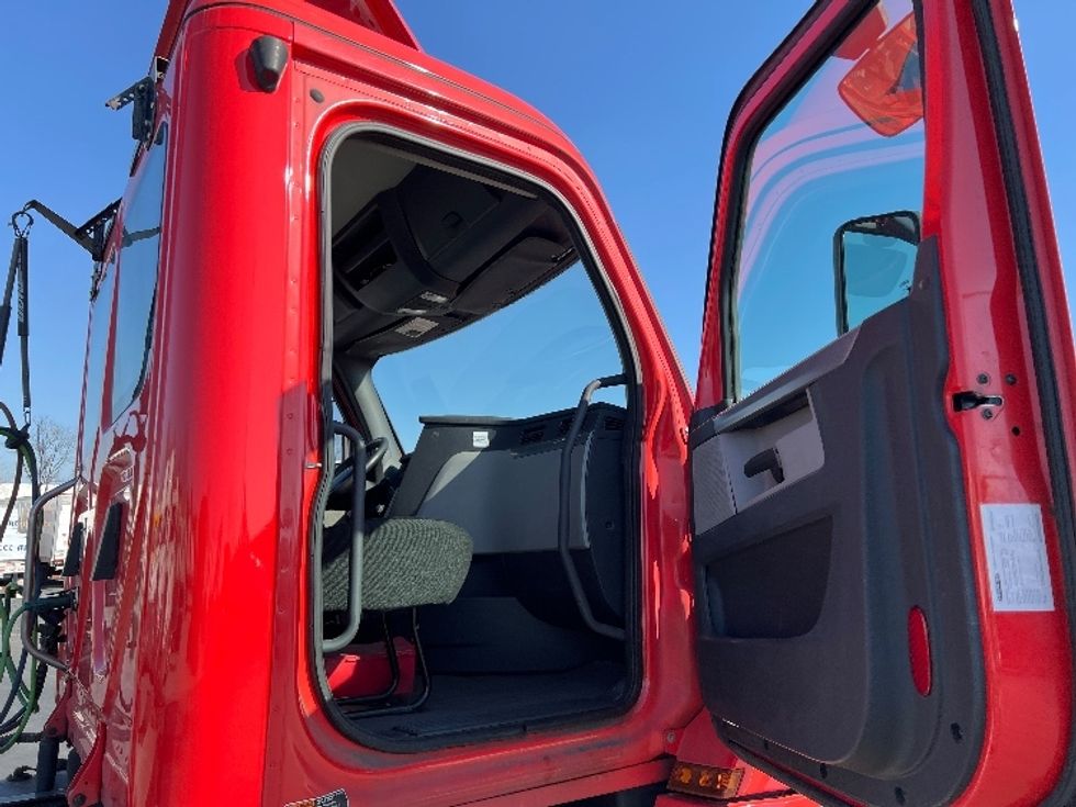 Day Cab Tractor-Heavy Duty Tractors-Freightliner-2018-T12642ST-Pennsauken-NJ-373,664\n\t\tmiles-$ 34,500 - Image 12