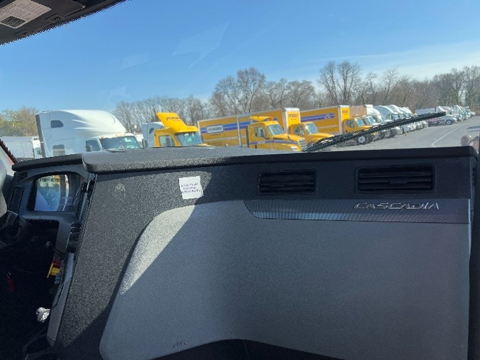 Day Cab Tractor-Heavy Duty Tractors-Freightliner-2018-T12642ST-Pennsauken-NJ-373,664\n\t\tmiles-$ 34,500 - Image 13
