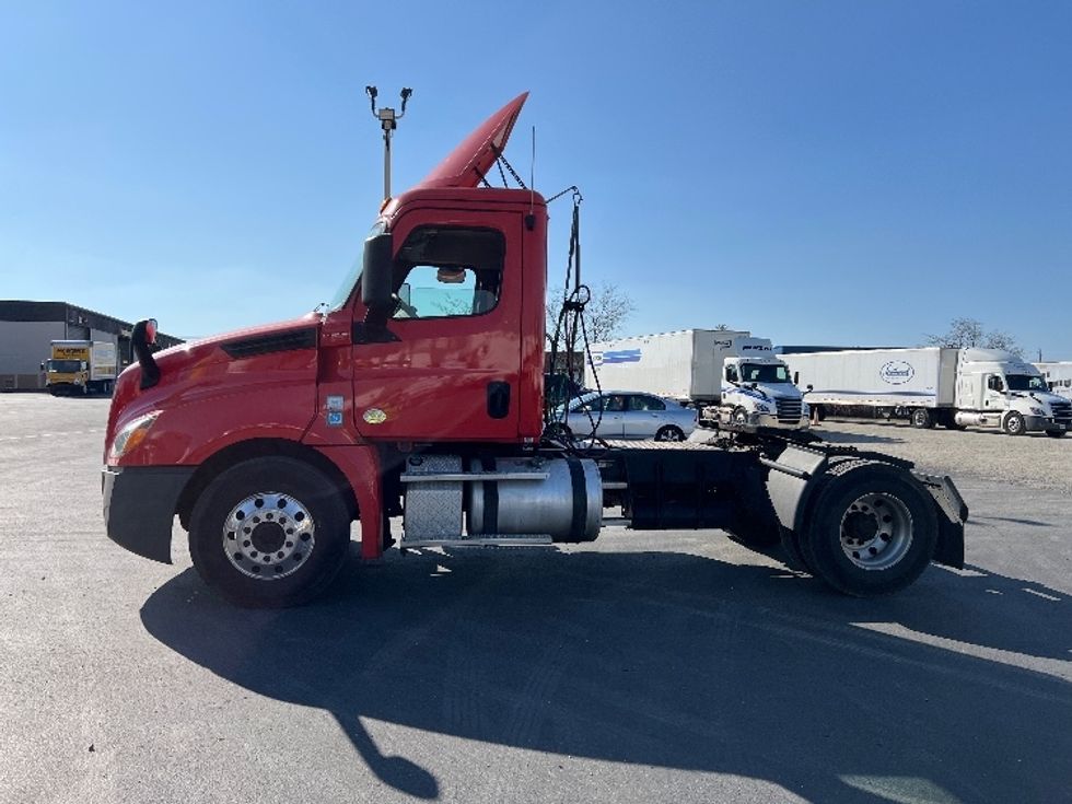 Day Cab Tractor-Heavy Duty Tractors-Freightliner-2018-T12642ST-Pennsauken-NJ-373,664\n\t\tmiles-$ 34,500 - Image 4
