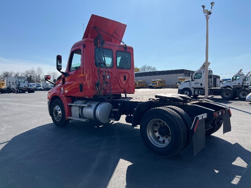 Day Cab Tractor-Heavy Duty Tractors-Freightliner-2018-T12642ST-Pennsauken-NJ-373,664\n\t\tmiles-$ 34,500 - Image 5