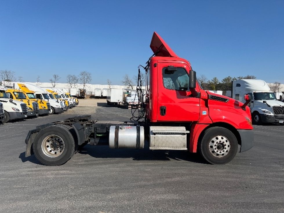 Day Cab Tractor-Heavy Duty Tractors-Freightliner-2018-T12642ST-Pennsauken-NJ-373,664\n\t\tmiles-$ 34,500 - Image 8