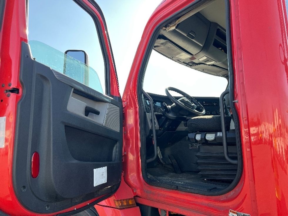 Day Cab Tractor-Heavy Duty Tractors-Freightliner-2018-T12642ST-Pennsauken-NJ-373,664\n\t\tmiles-$ 34,500 - Image 9