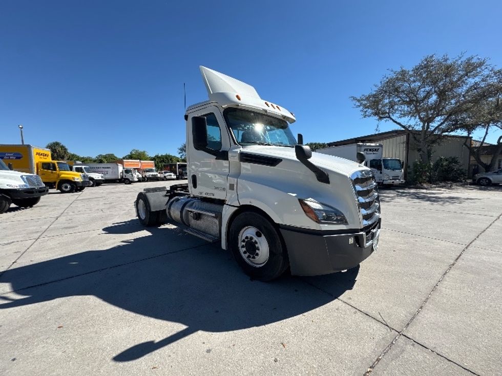 Day Cab Tractor-Heavy Duty Tractors-Freightliner-2018-T12642ST-Tampa-FL-600,091\n\t\tmiles-$ 23,500 - Image 1