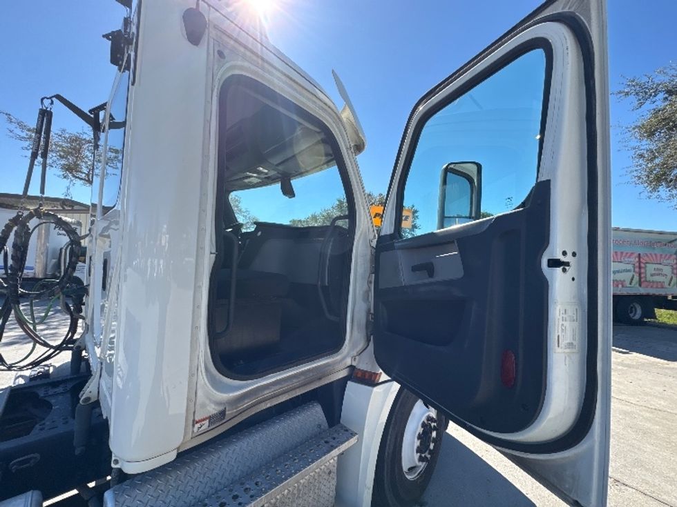 Day Cab Tractor-Heavy Duty Tractors-Freightliner-2018-T12642ST-Tampa-FL-600,091\n\t\tmiles-$ 23,500 - Image 12
