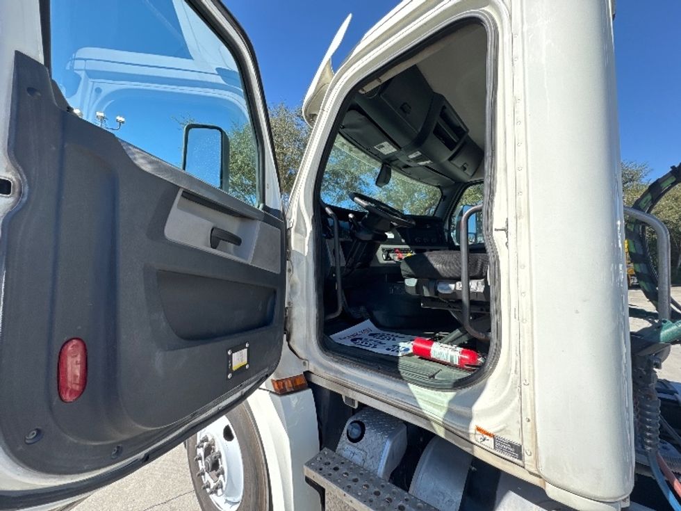 Day Cab Tractor-Heavy Duty Tractors-Freightliner-2018-T12642ST-Tampa-FL-600,091\n\t\tmiles-$ 23,500 - Image 9
