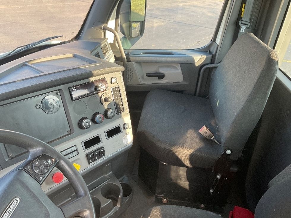Day Cab Tractor-Heavy Duty Tractors-Freightliner-2018-T12664ST-Akron-OH-275,401\n\t\tmiles-$ 41,750 - Image 10