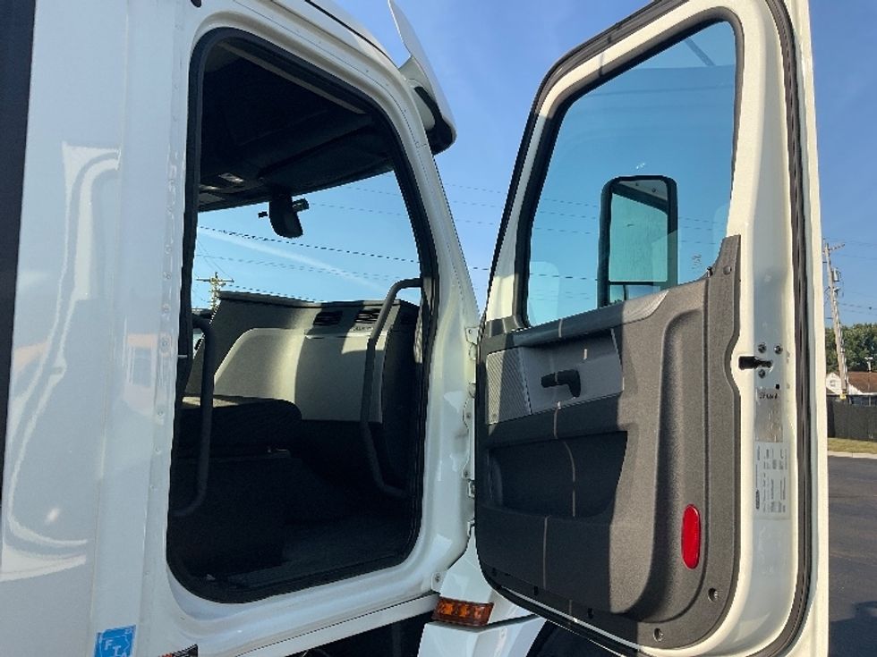 Day Cab Tractor-Heavy Duty Tractors-Freightliner-2018-T12664ST-Akron-OH-275,401\n\t\tmiles-$ 41,750 - Image 12