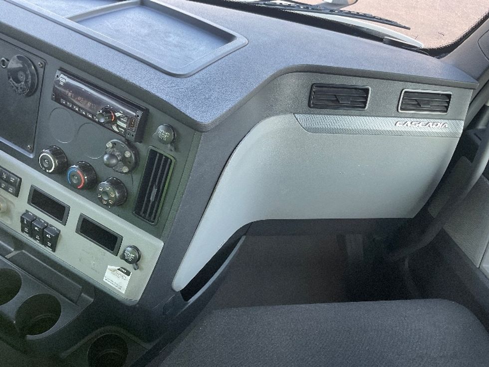 Day Cab Tractor-Heavy Duty Tractors-Freightliner-2018-T12664ST-Akron-OH-275,401\n\t\tmiles-$ 41,750 - Image 13