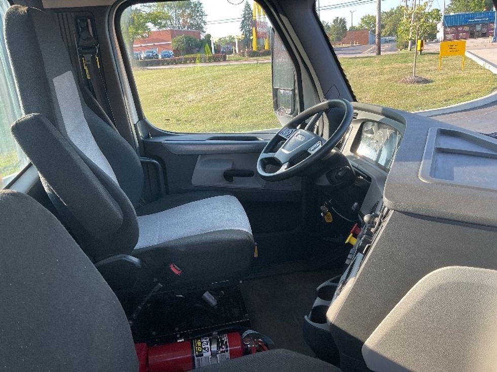 Day Cab Tractor-Heavy Duty Tractors-Freightliner-2018-T12664ST-Akron-OH-275,401\n\t\tmiles-$ 41,750 - Image 14