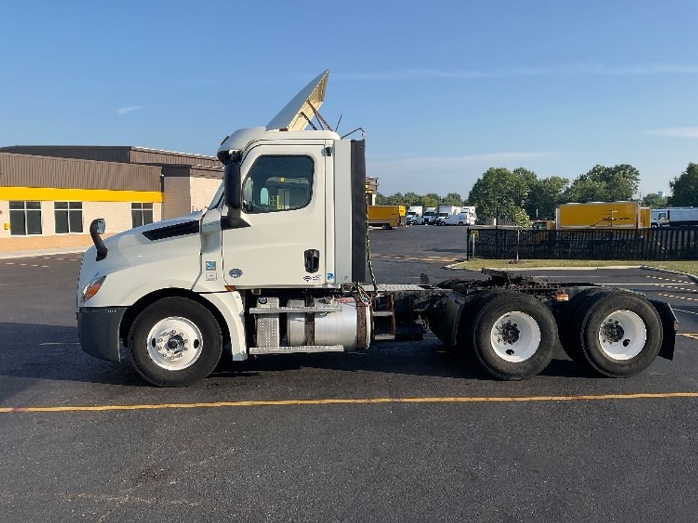Day Cab Tractor-Heavy Duty Tractors-Freightliner-2018-T12664ST-Akron-OH-275,401\n\t\tmiles-$ 41,750 - Image 4