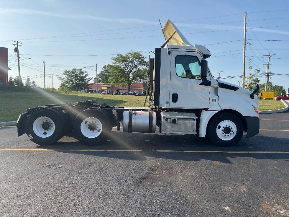 Day Cab Tractor-Heavy Duty Tractors-Freightliner-2018-T12664ST-Akron-OH-275,401\n\t\tmiles-$ 41,750 - Image 8