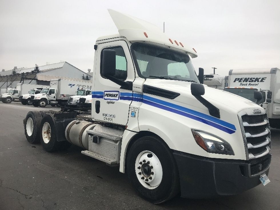 Day Cab Tractor-Heavy Duty Tractors-Freightliner-2018-T12664ST-Akron-OH-387,608\n\t\tmiles-$ 43,000 - Image 1