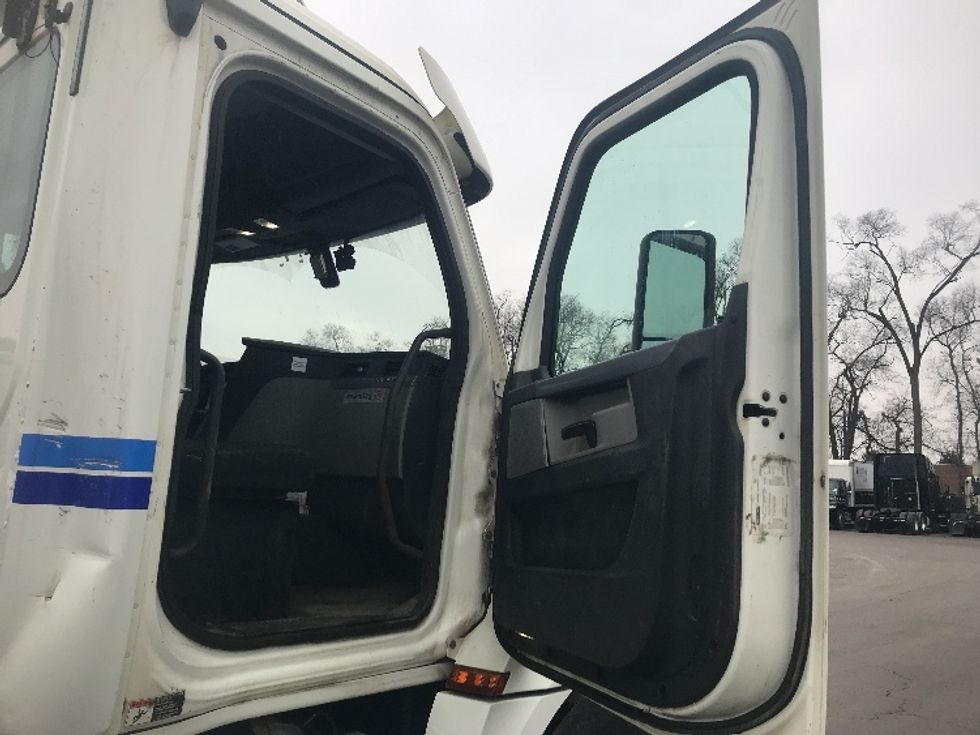 Day Cab Tractor-Heavy Duty Tractors-Freightliner-2018-T12664ST-Akron-OH-387,608\n\t\tmiles-$ 43,000 - Image 12