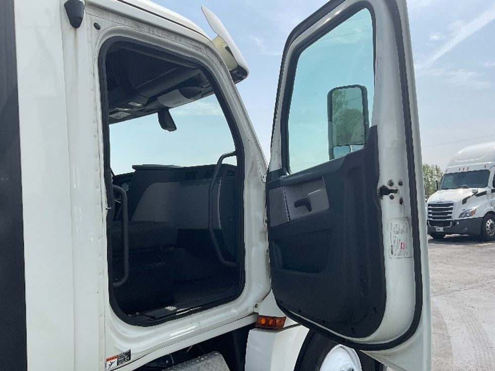 Day Cab Tractor-Heavy Duty Tractors-Freightliner-2018-T12664ST-Akron-OH-628,411\n\t\tmiles-$ 30,000 - Image 12