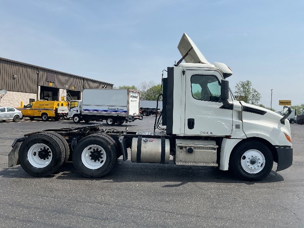 Day Cab Tractor-Heavy Duty Tractors-Freightliner-2018-T12664ST-Akron-OH-628,411\n\t\tmiles-$ 30,000 - Image 8