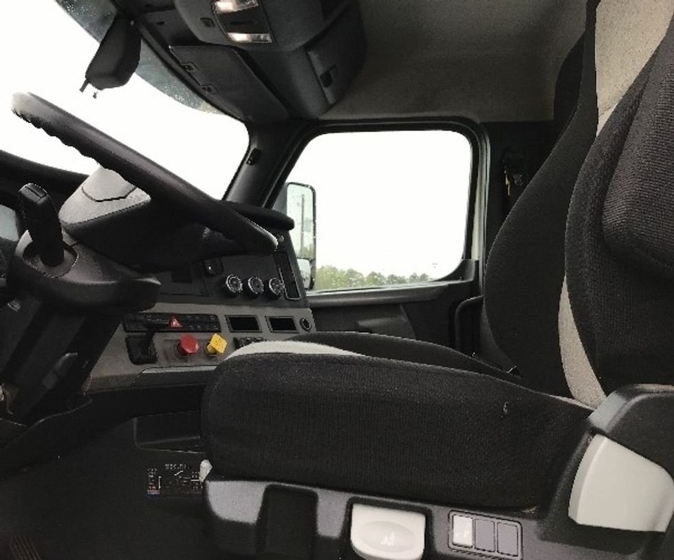 Day Cab Tractor-Heavy Duty Tractors-Freightliner-2018-T12664ST-Alabaster-AL-323,837\n\t\tmiles-$ 50,250 - Image 10