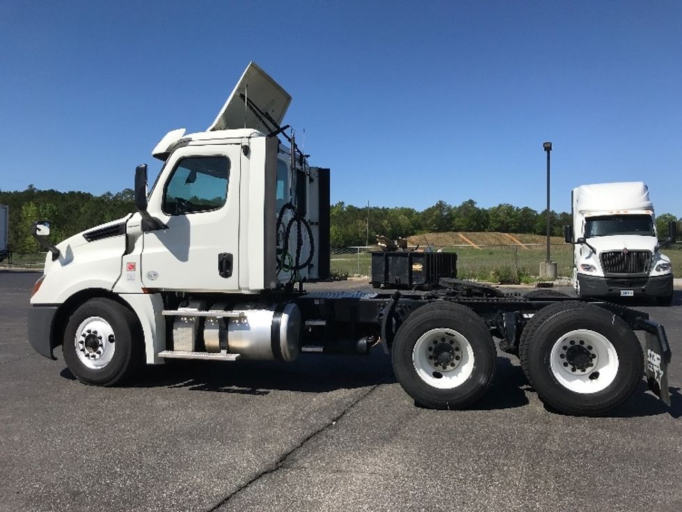 Day Cab Tractor-Heavy Duty Tractors-Freightliner-2018-T12664ST-Alabaster-AL-323,837\n\t\tmiles-$ 50,250 - Image 4