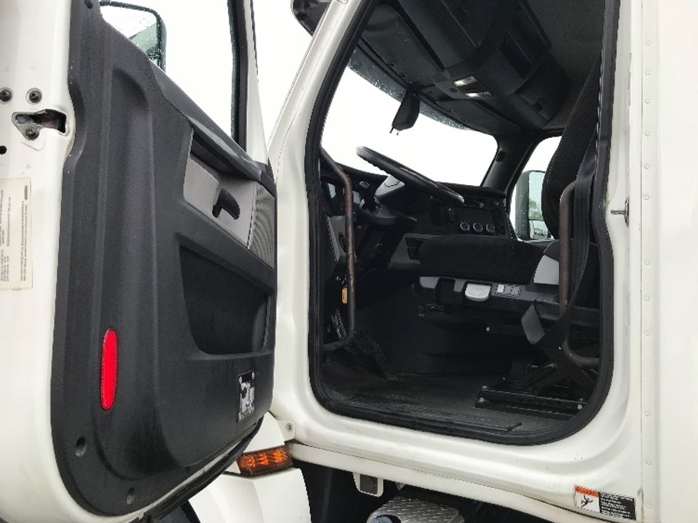 Day Cab Tractor-Heavy Duty Tractors-Freightliner-2018-T12664ST-Alabaster-AL-323,837\n\t\tmiles-$ 50,250 - Image 9