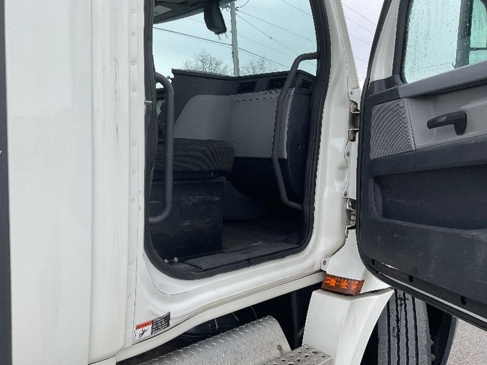 Day Cab Tractor-Heavy Duty Tractors-Freightliner-2018-T12664ST-Albany-NY-278,787\n\t\tmiles-$ 50,500 - Image 12