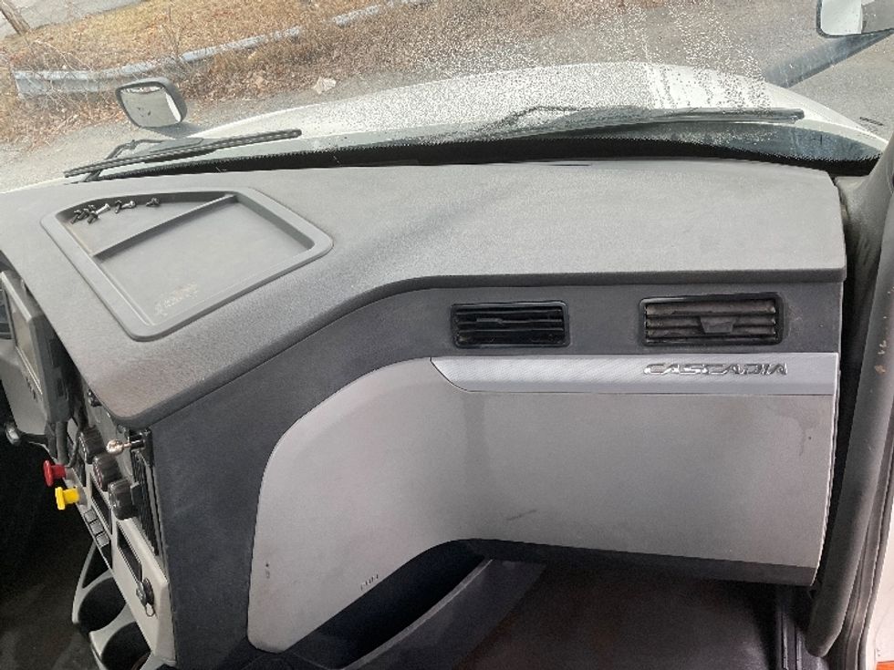 Day Cab Tractor-Heavy Duty Tractors-Freightliner-2018-T12664ST-Albany-NY-278,787\n\t\tmiles-$ 50,500 - Image 13