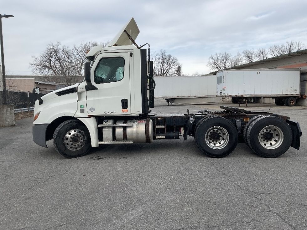 Day Cab Tractor-Heavy Duty Tractors-Freightliner-2018-T12664ST-Albany-NY-278,787\n\t\tmiles-$ 50,500 - Image 4