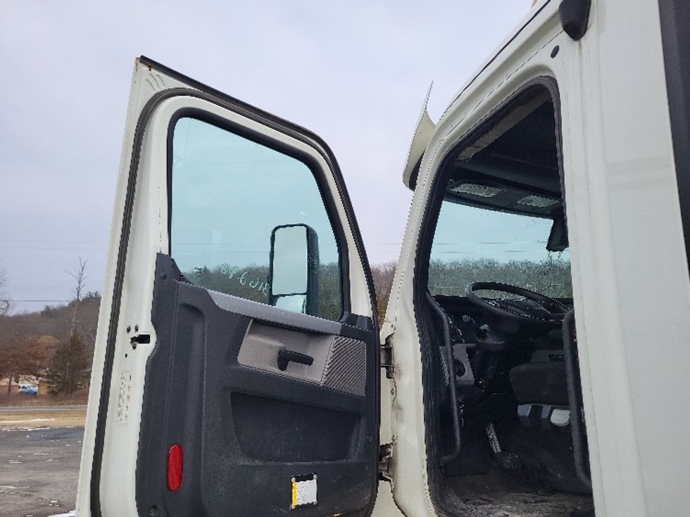 Day Cab Tractor-Heavy Duty Tractors-Freightliner-2018-T12664ST-Albany-NY-278,787\n\t\tmiles-$ 50,500 - Image 9