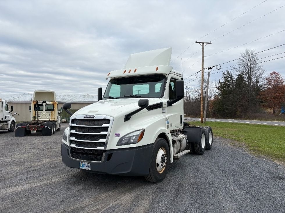 Day Cab Tractor-Heavy Duty Tractors-Freightliner-2018-T12664ST-Albany-NY-421,319\n\t\tmiles-$ 35,750 - Image 1