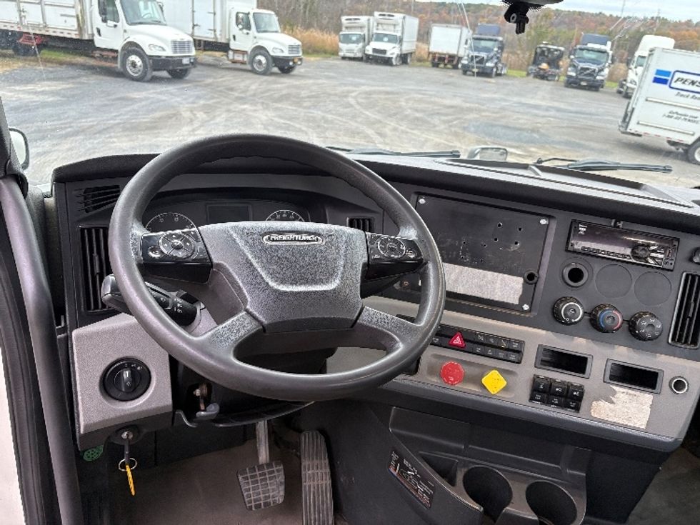 Day Cab Tractor-Heavy Duty Tractors-Freightliner-2018-T12664ST-Albany-NY-421,319\n\t\tmiles-$ 35,750 - Image 10