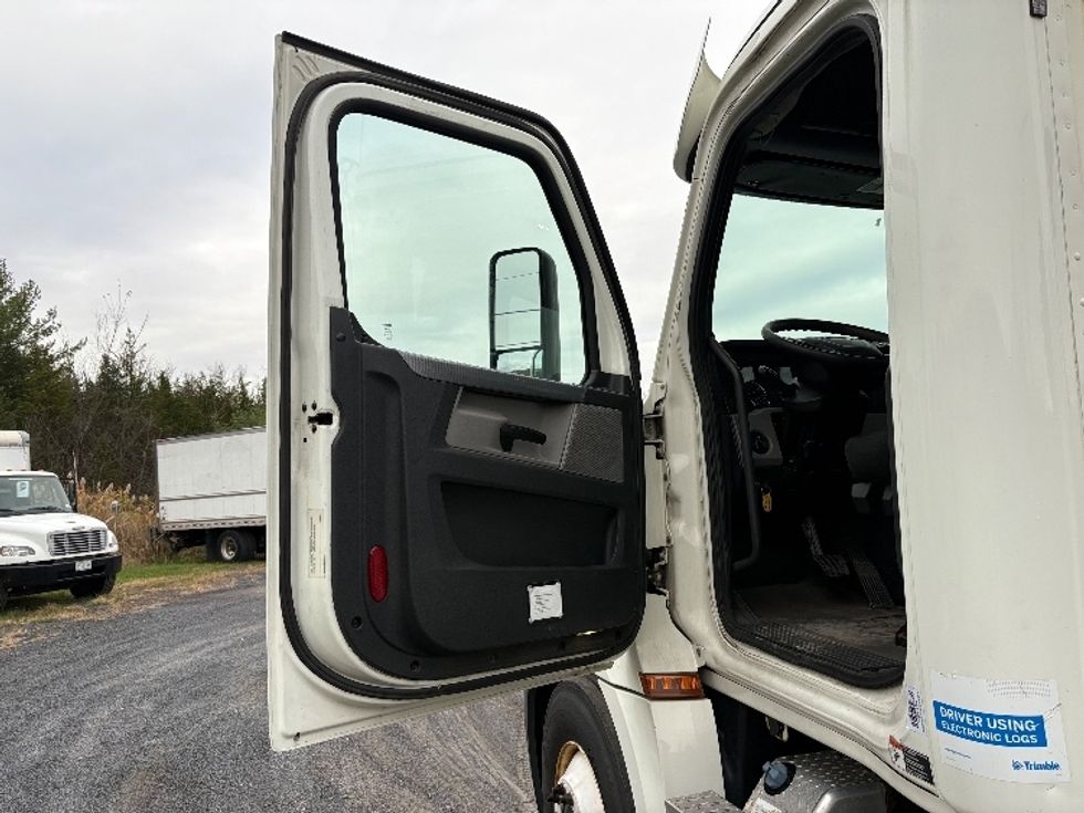 Day Cab Tractor-Heavy Duty Tractors-Freightliner-2018-T12664ST-Albany-NY-421,319\n\t\tmiles-$ 35,750 - Image 11