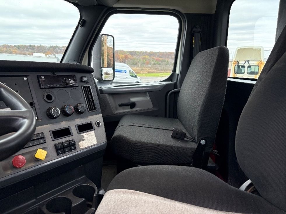 Day Cab Tractor-Heavy Duty Tractors-Freightliner-2018-T12664ST-Albany-NY-421,319\n\t\tmiles-$ 35,750 - Image 12