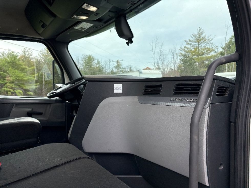 Day Cab Tractor-Heavy Duty Tractors-Freightliner-2018-T12664ST-Albany-NY-421,319\n\t\tmiles-$ 35,750 - Image 13