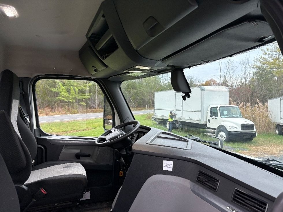 Day Cab Tractor-Heavy Duty Tractors-Freightliner-2018-T12664ST-Albany-NY-421,319\n\t\tmiles-$ 35,750 - Image 16