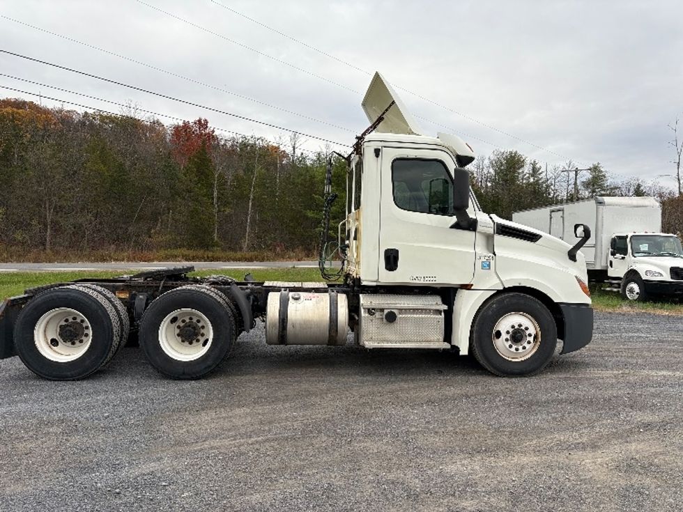 Day Cab Tractor-Heavy Duty Tractors-Freightliner-2018-T12664ST-Albany-NY-421,319\n\t\tmiles-$ 35,750 - Image 8
