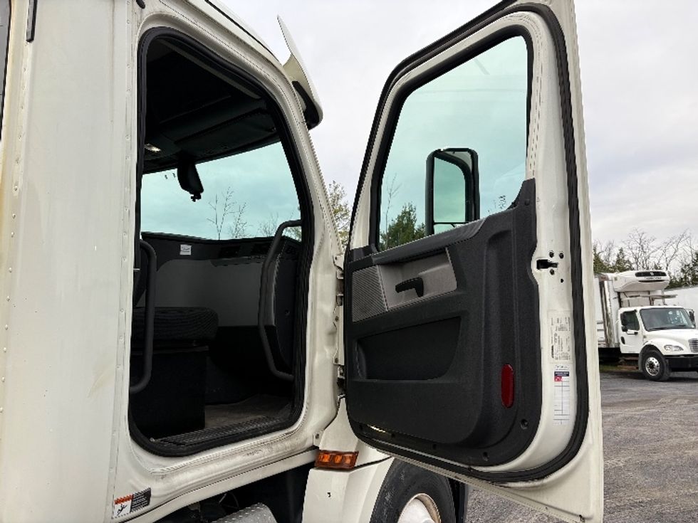 Day Cab Tractor-Heavy Duty Tractors-Freightliner-2018-T12664ST-Albany-NY-421,319\n\t\tmiles-$ 35,750 - Image 9