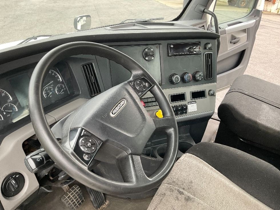 Day Cab Tractor-Heavy Duty Tractors-Freightliner-2018-T12664ST-Albany-NY-426,113\n\t\tmiles-$ 33,000 - Image 10