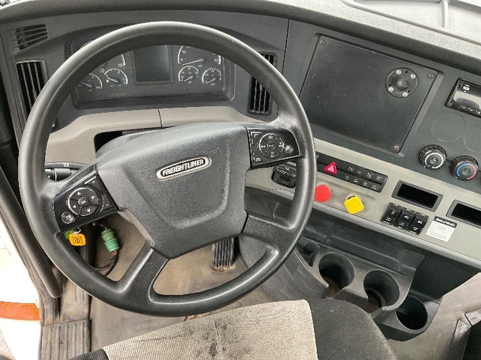 Day Cab Tractor-Heavy Duty Tractors-Freightliner-2018-T12664ST-Albany-NY-426,113\n\t\tmiles-$ 33,000 - Image 11