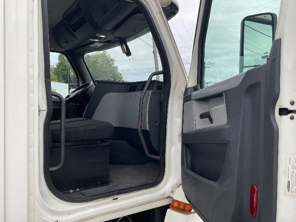Day Cab Tractor-Heavy Duty Tractors-Freightliner-2018-T12664ST-Albany-NY-426,113\n\t\tmiles-$ 33,000 - Image 12