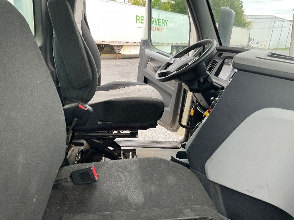 Day Cab Tractor-Heavy Duty Tractors-Freightliner-2018-T12664ST-Albany-NY-426,113\n\t\tmiles-$ 33,000 - Image 14