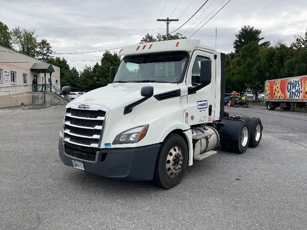 Day Cab Tractor-Heavy Duty Tractors-Freightliner-2018-T12664ST-Albany-NY-426,113\n\t\tmiles-$ 33,000 - Image 3