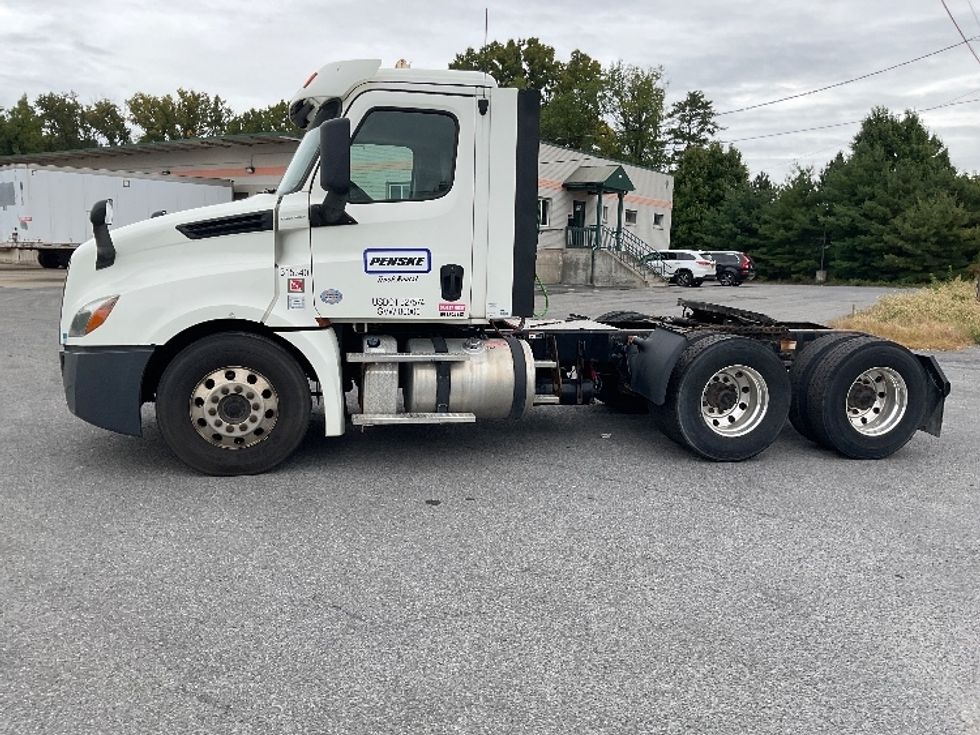 Day Cab Tractor-Heavy Duty Tractors-Freightliner-2018-T12664ST-Albany-NY-426,113\n\t\tmiles-$ 33,000 - Image 4