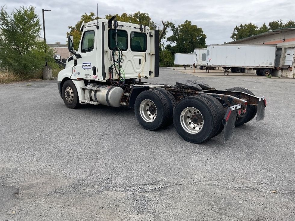 Day Cab Tractor-Heavy Duty Tractors-Freightliner-2018-T12664ST-Albany-NY-426,113\n\t\tmiles-$ 33,000 - Image 5