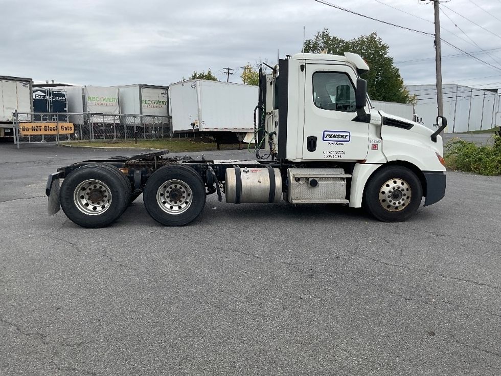 Day Cab Tractor-Heavy Duty Tractors-Freightliner-2018-T12664ST-Albany-NY-426,113\n\t\tmiles-$ 33,000 - Image 8