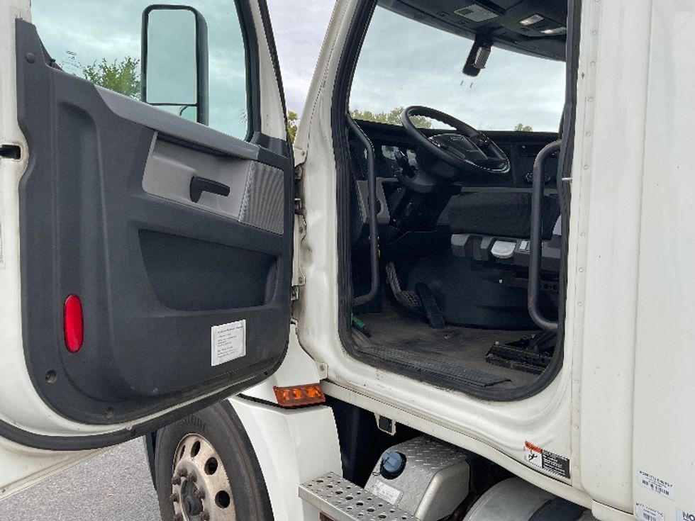 Day Cab Tractor-Heavy Duty Tractors-Freightliner-2018-T12664ST-Albany-NY-426,113\n\t\tmiles-$ 33,000 - Image 9