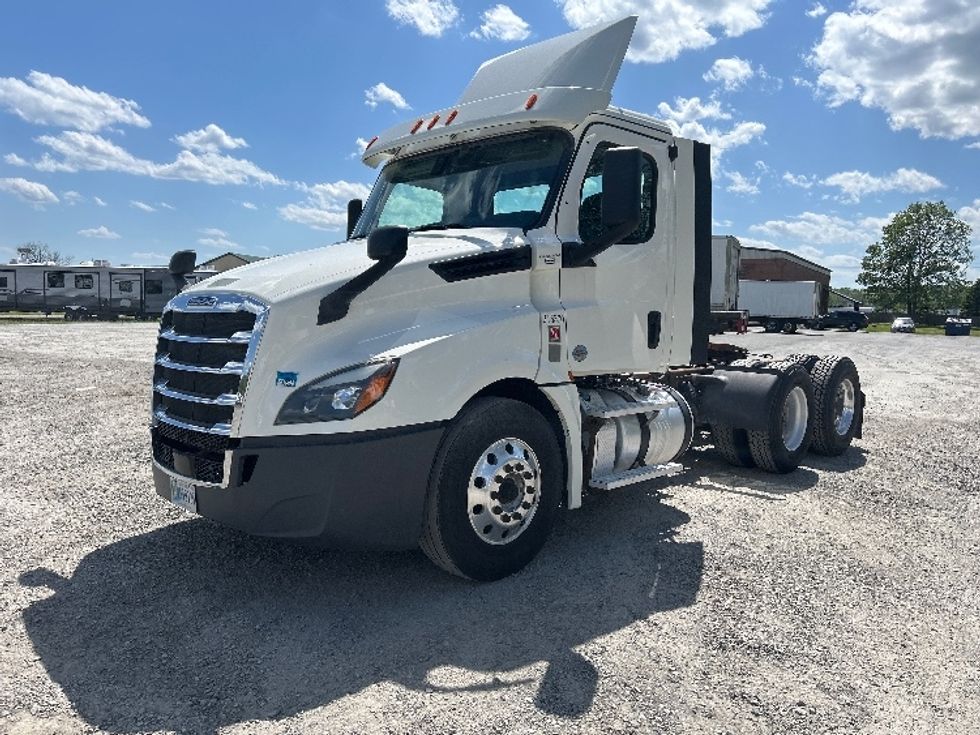 Day Cab Tractor-Heavy Duty Tractors-Freightliner-2018-T12664ST-Albany-NY-427,688\n\t\tmiles-$ 43,750 - Image 1