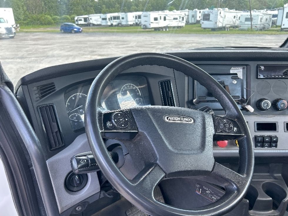 Day Cab Tractor-Heavy Duty Tractors-Freightliner-2018-T12664ST-Albany-NY-427,688\n\t\tmiles-$ 43,750 - Image 10