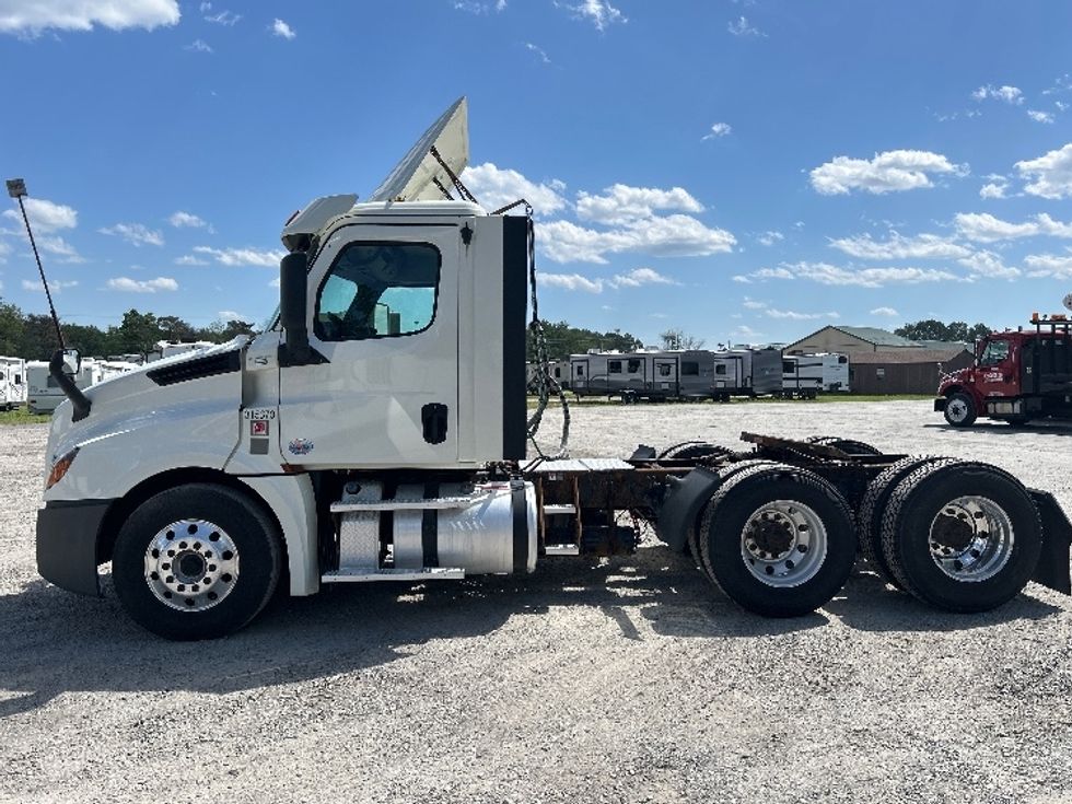 Day Cab Tractor-Heavy Duty Tractors-Freightliner-2018-T12664ST-Albany-NY-427,688\n\t\tmiles-$ 43,750 - Image 12